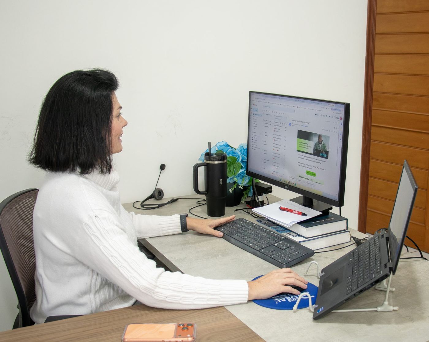 Analista do departamento pessoal da ContDeal processando a folha de pagamento