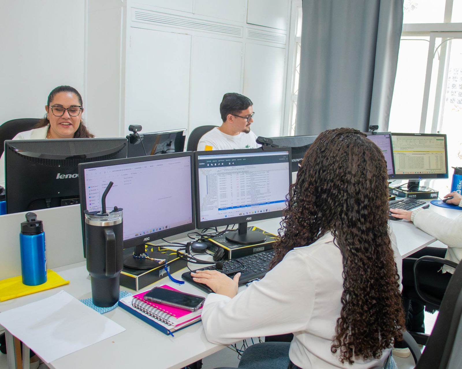 Equipe da ContDeal na rotina financeira e contábil dos clientes